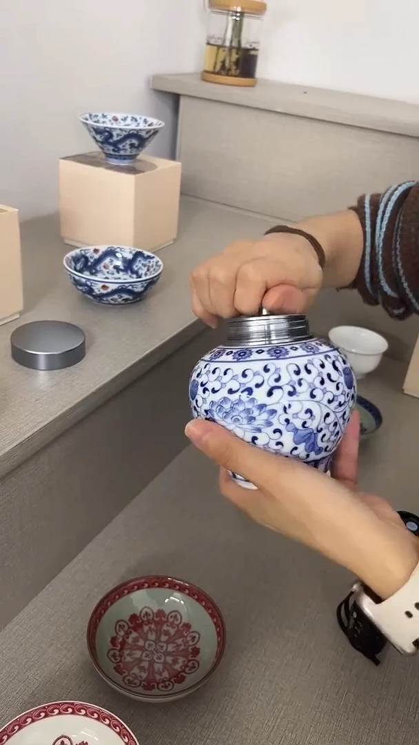 景德镇高温瓷缠枝莲茶叶罐