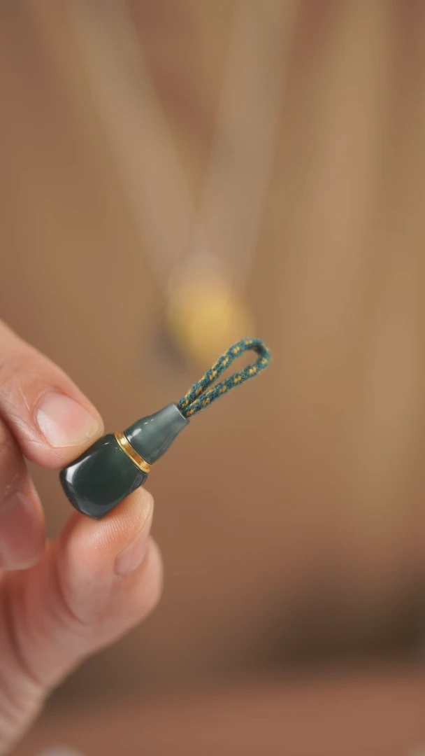 翡翠散珠未镶嵌晚****。翡翠三通