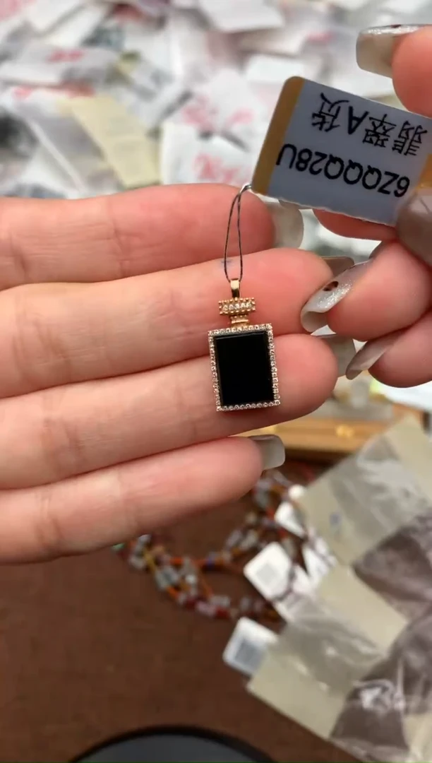 18K金镶嵌挂件翡翠—