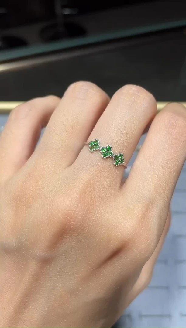 18K金镶嵌戒指石榴石（沙弗莱）1