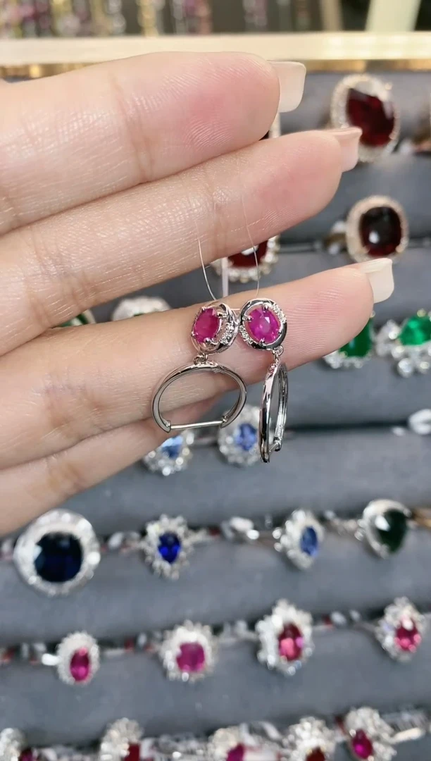 耳饰18K金镶嵌红宝石·