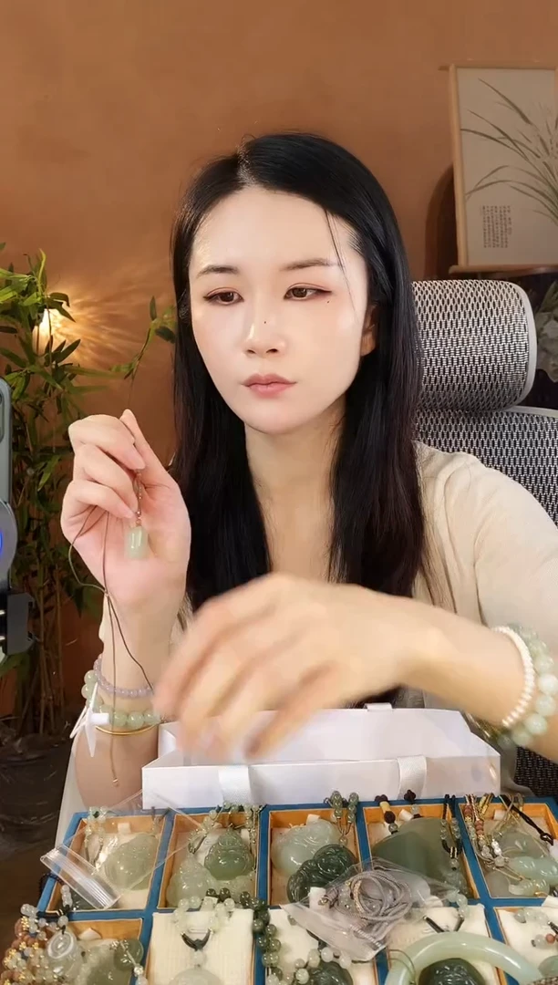 和田玉未镶嵌颈饰无事牌