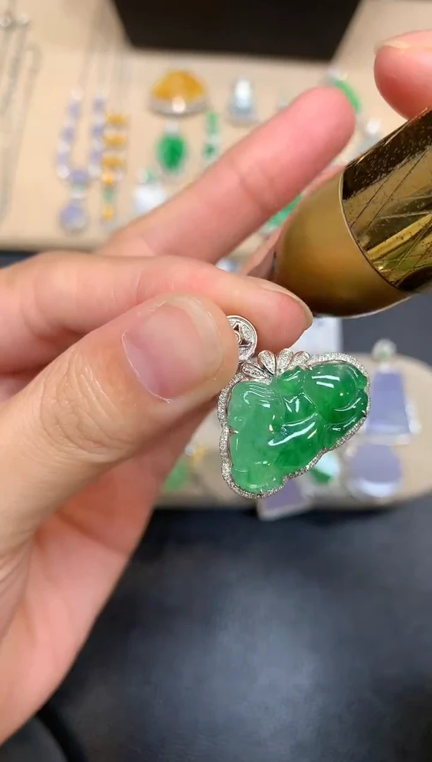 颈饰18K金镶嵌翡翠唐马【无服务费