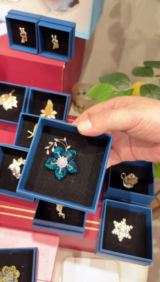 摆件蓝色水晶钻石胸针