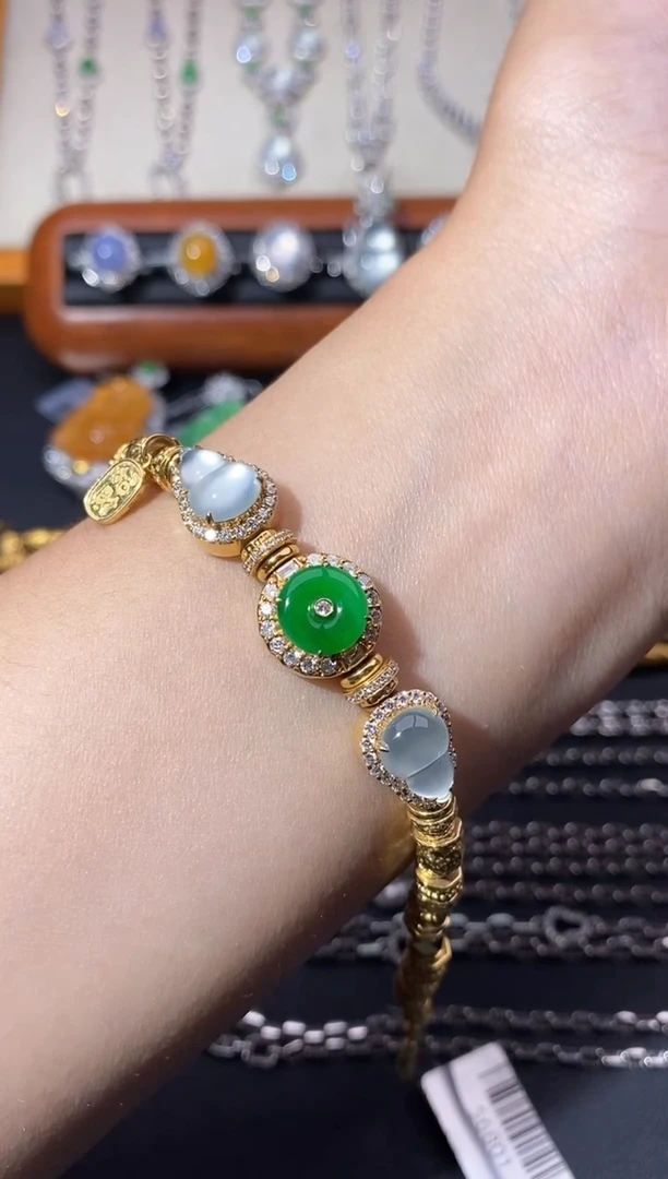 颈饰18K金镶嵌翡翠手链