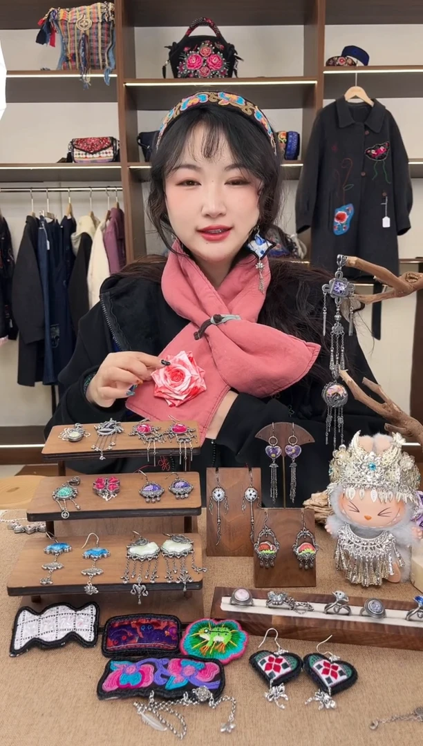 织绣A02黔东南苗族刺绣粉+红花