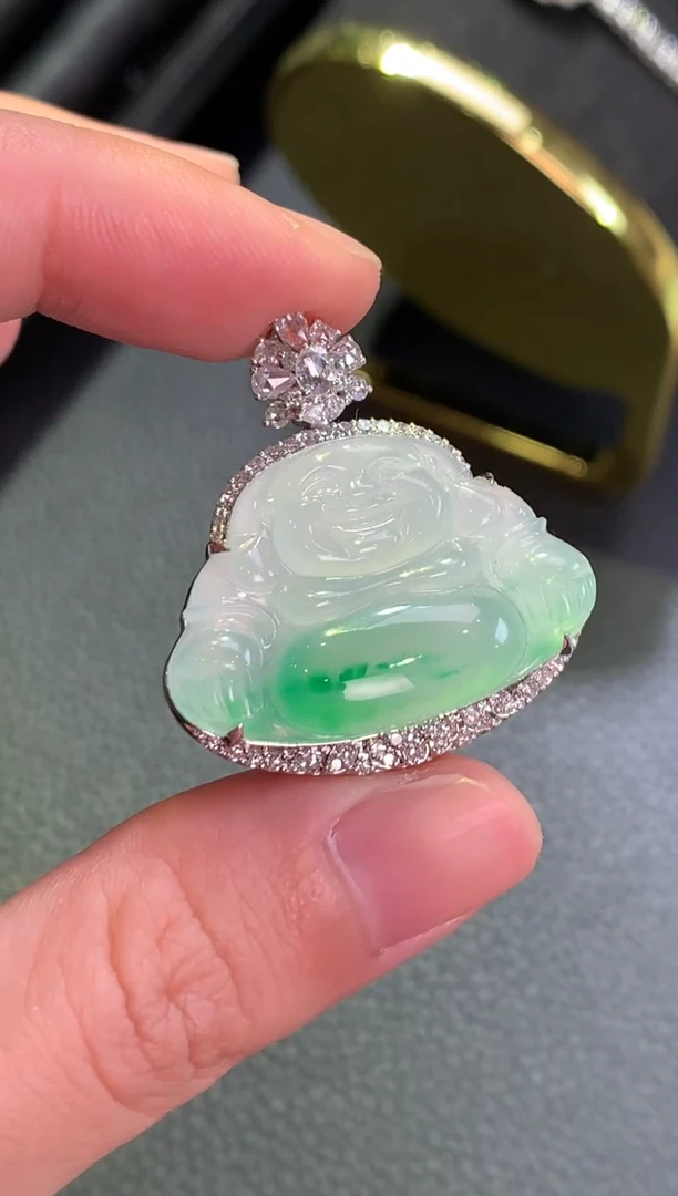 翡翠18K金镶嵌颈饰佛公