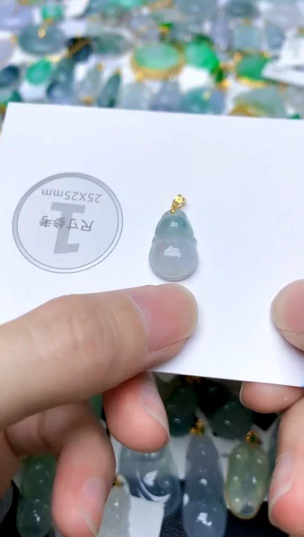 颈饰18K金镶嵌翡翠天然A货翡翠