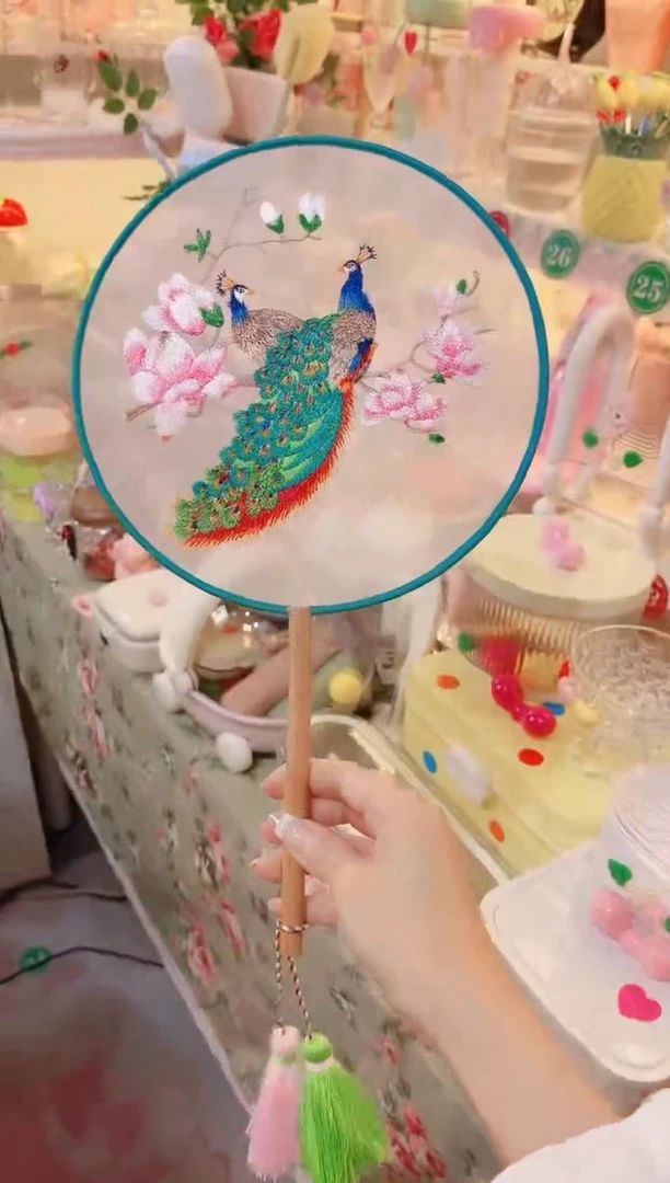 摆件品质好发货快放心拍！孔雀团扇