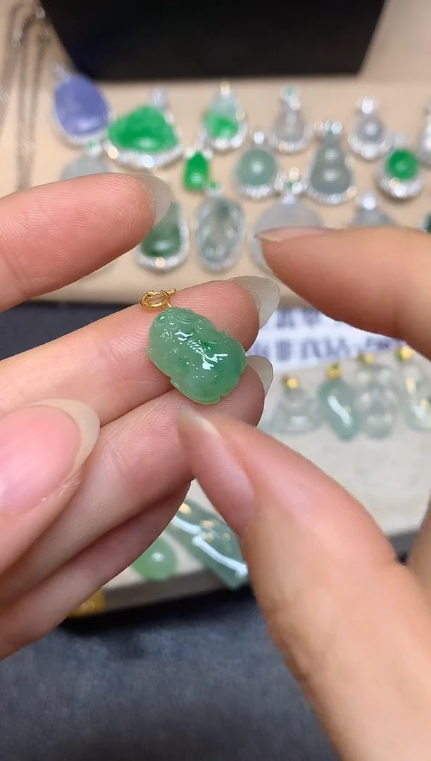 颈饰18K金镶嵌翡翠貔貅【无服务费