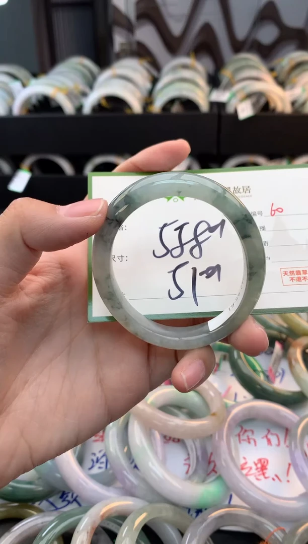 未镶嵌定制翡翠毛货需精细抛光+多人