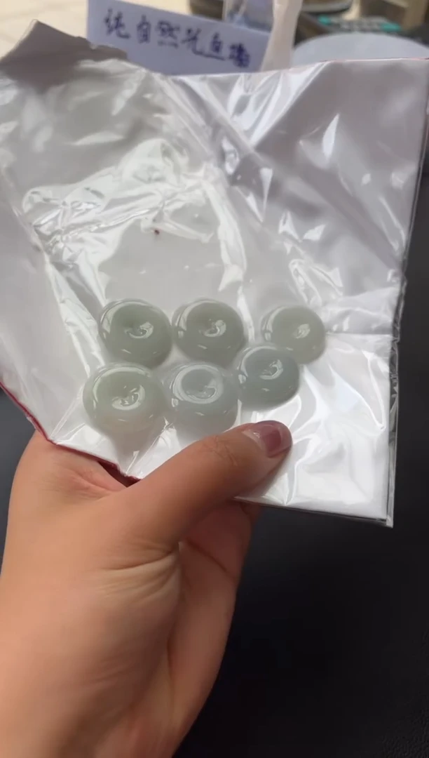 翡翠挂件未镶嵌平安扣