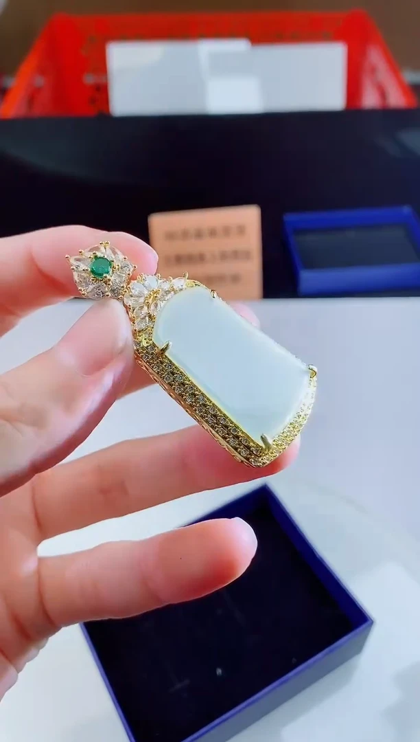颈饰未镶嵌翡翠     ·