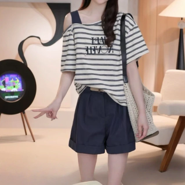 时尚纯欲宽松珠子字母刺绣条纹露肩T恤女2025夏季新款宽松上衣