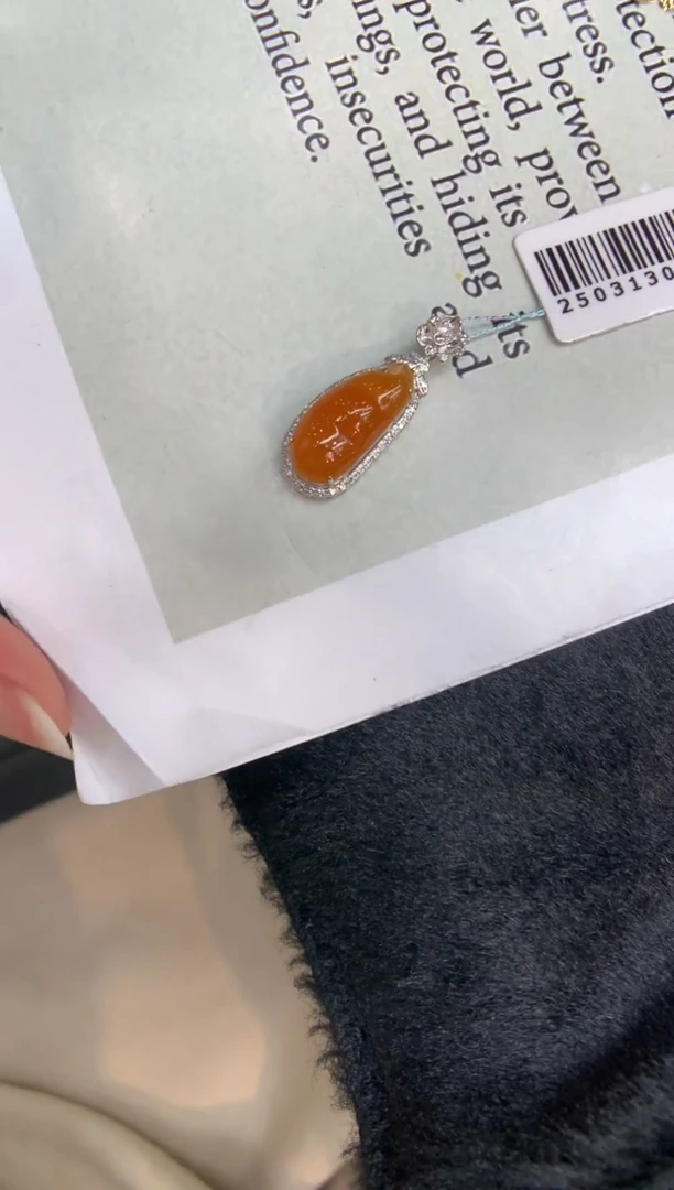 翡翠18K金镶嵌颈饰福豆