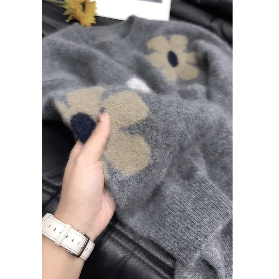 今年秋冬超火爆款穿搭休闲2025新款韩版设计感花朵减龄百搭针织衫