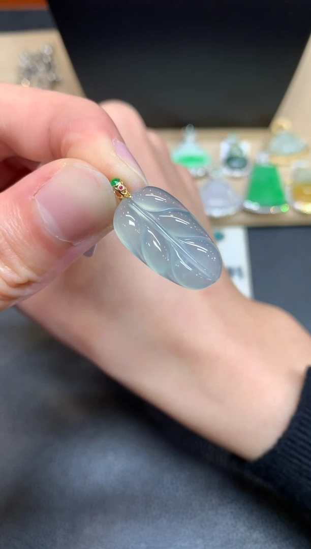 【闪购商品】翡翠颈饰18K金镶嵌叶子【无服务费】