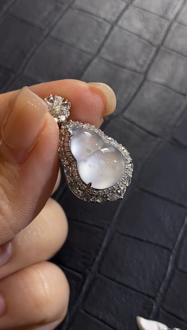 颈饰18K金镶嵌翡翠收到货48小时鉴赏期（超时不退不换）