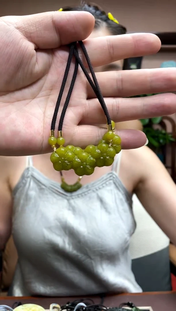 岫玉未镶嵌颈饰多样性发货发其中之一