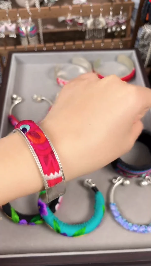 织绣民族风非遗老绣饰品504