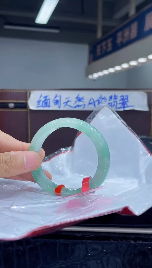 未镶嵌手镯（贵妃镯）翡翠5