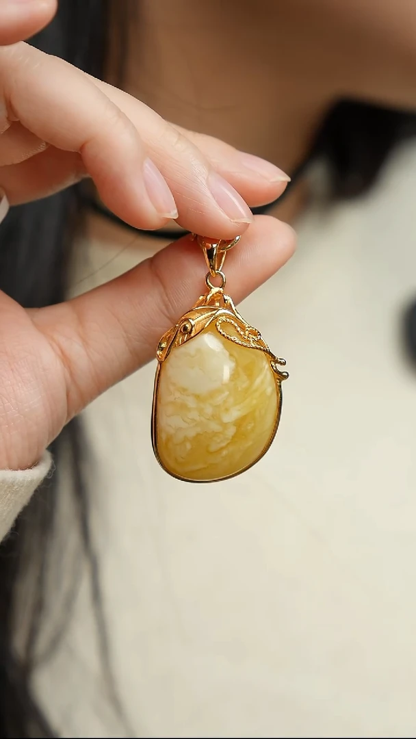 蜜蜡吊坠(赠链)银S925镶嵌水中月24*34