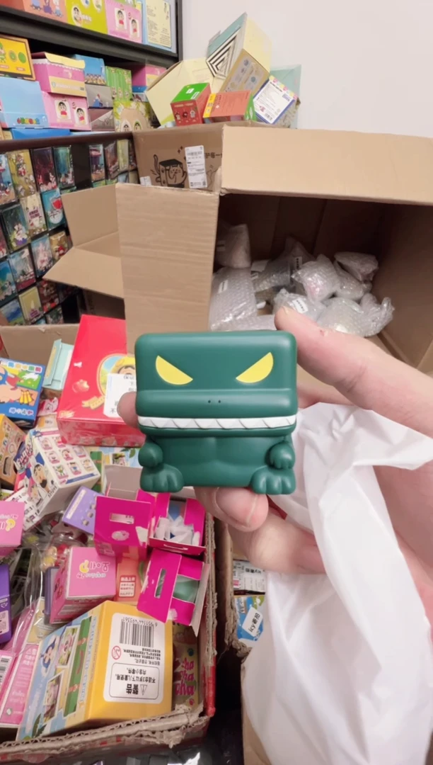 搪胶正版蜡笔小新方块怪兽