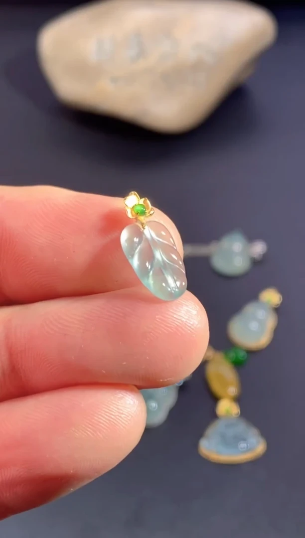 颈饰18K金镶嵌翡翠