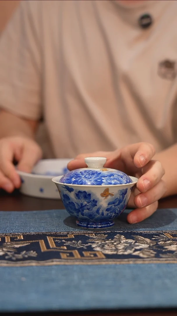 晓剑窑青花蝶恋花