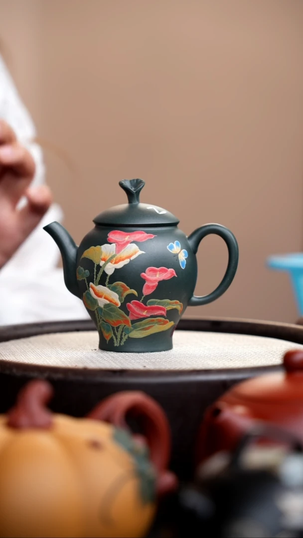茶壶紫砂九龄君子兰泥绘马蹄莲