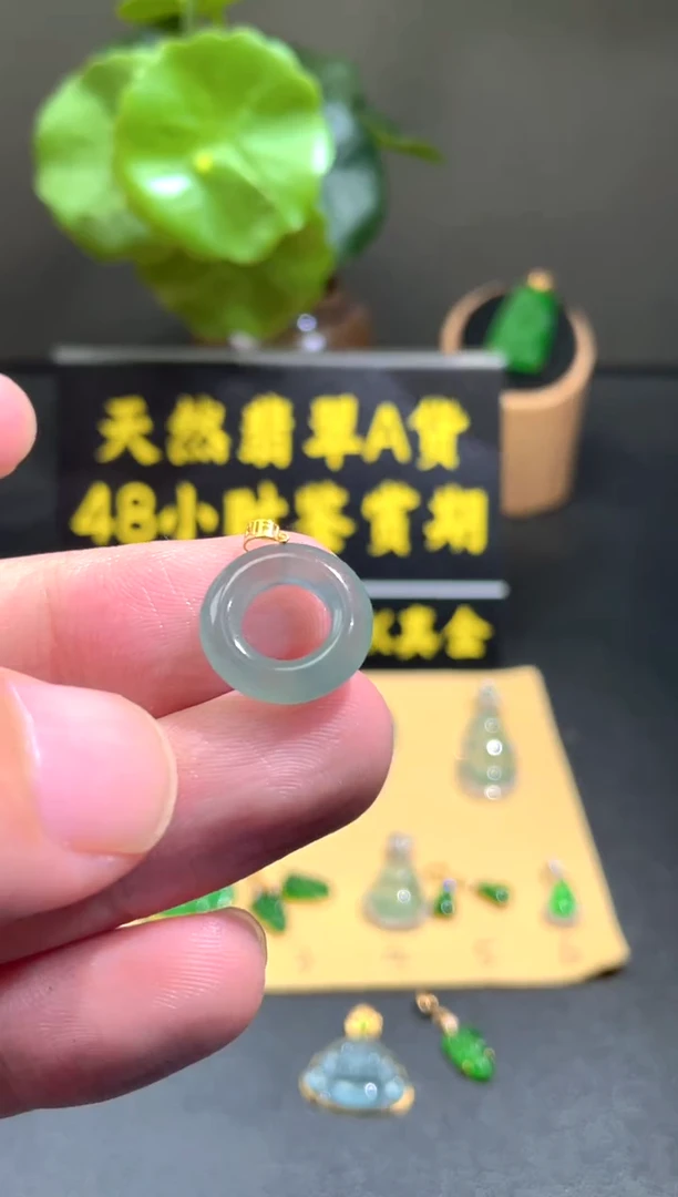 颈饰18K金镶嵌翡翠翡翠A货