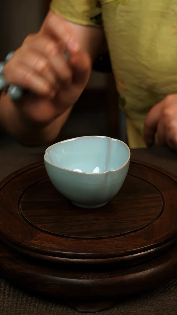 瓷片065天青色花口杯80ml微瑕