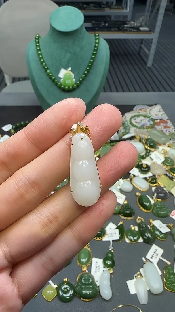 18K金镶嵌和田玉挂件1
