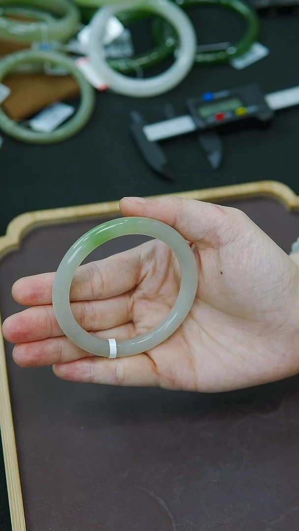 未镶嵌手镯和田玉54-55圈口冰底一口浓翠