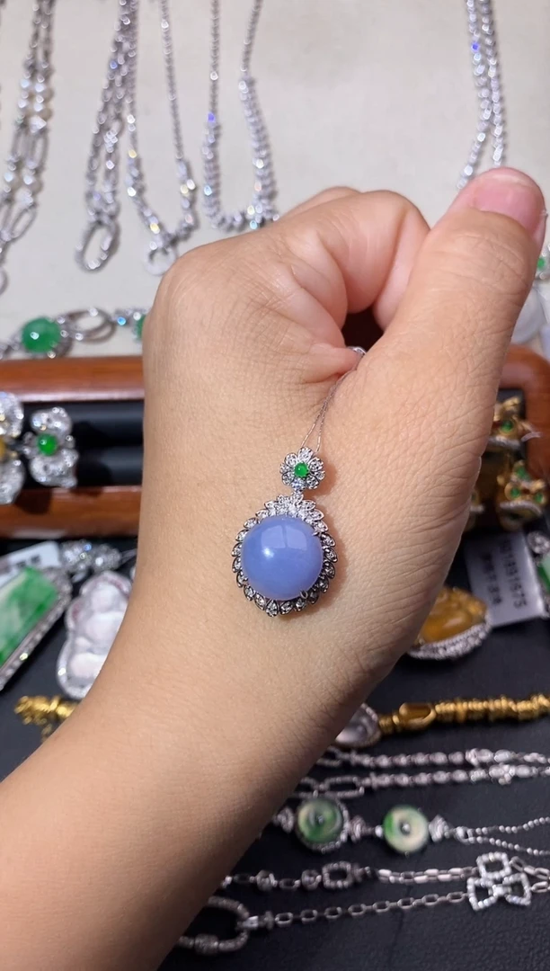 翡翠18K金镶嵌颈饰吊坠