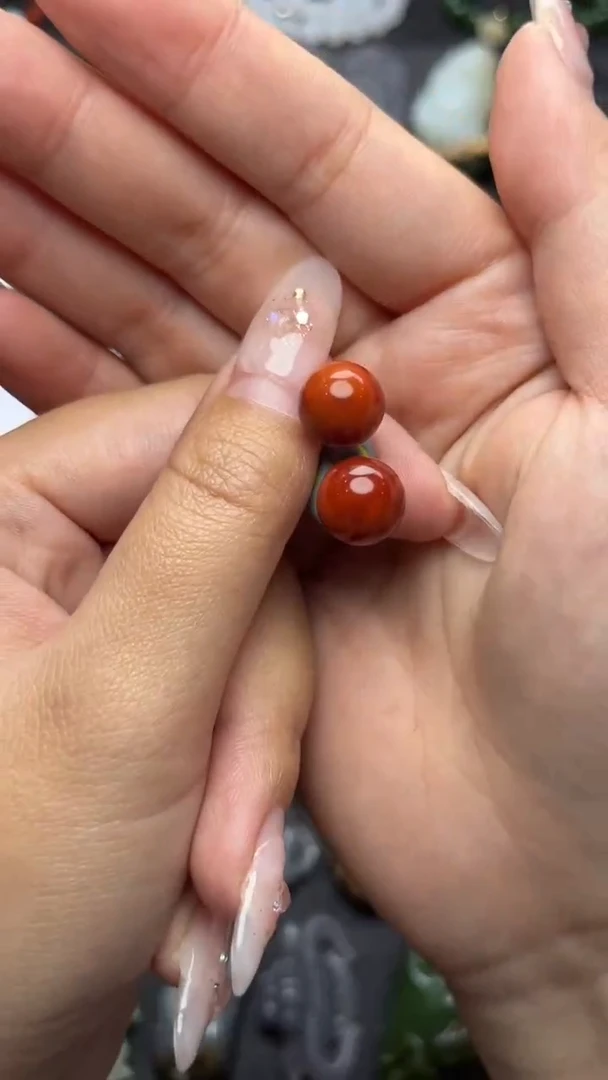 18K金镶嵌南红玛瑙耳饰圆珠耳钉