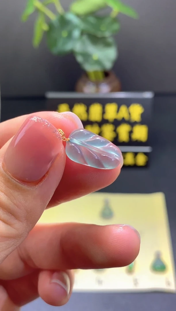 翡翠18K金镶嵌颈饰翡翠吊坠