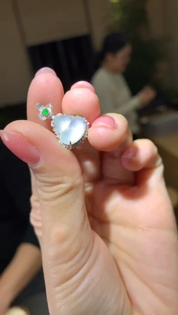 颈饰18K金镶嵌翡翠|不退不换