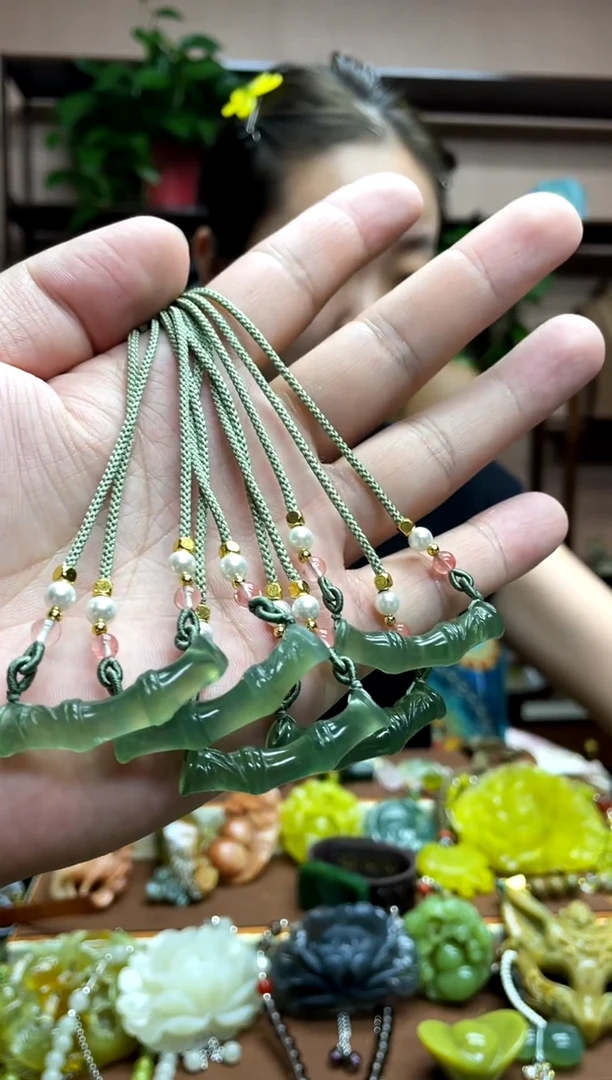 未镶嵌岫玉吊坠多样性发货发其中之一