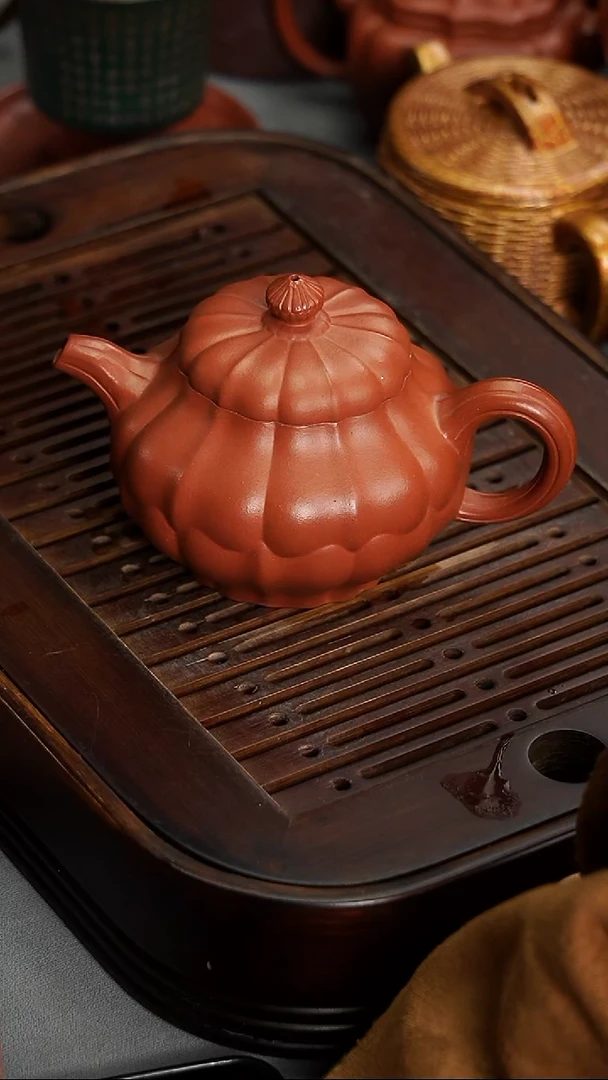 茶壶紫砂宜兴紫砂朱泥筋纹菱花240毫升