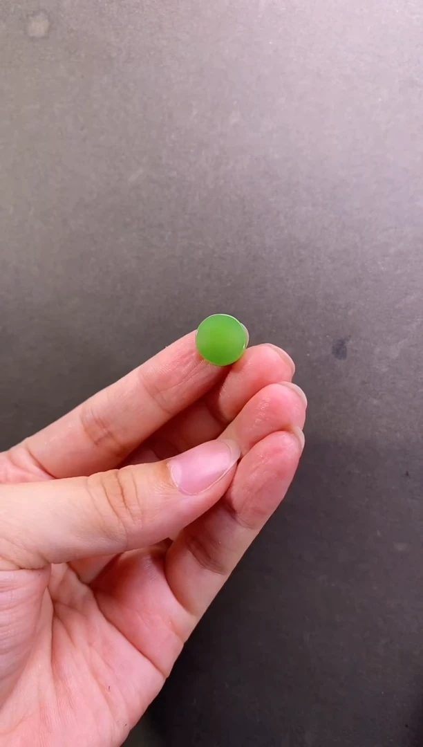 和田玉（碧玉）未镶嵌颈饰苹果绿小圆牌