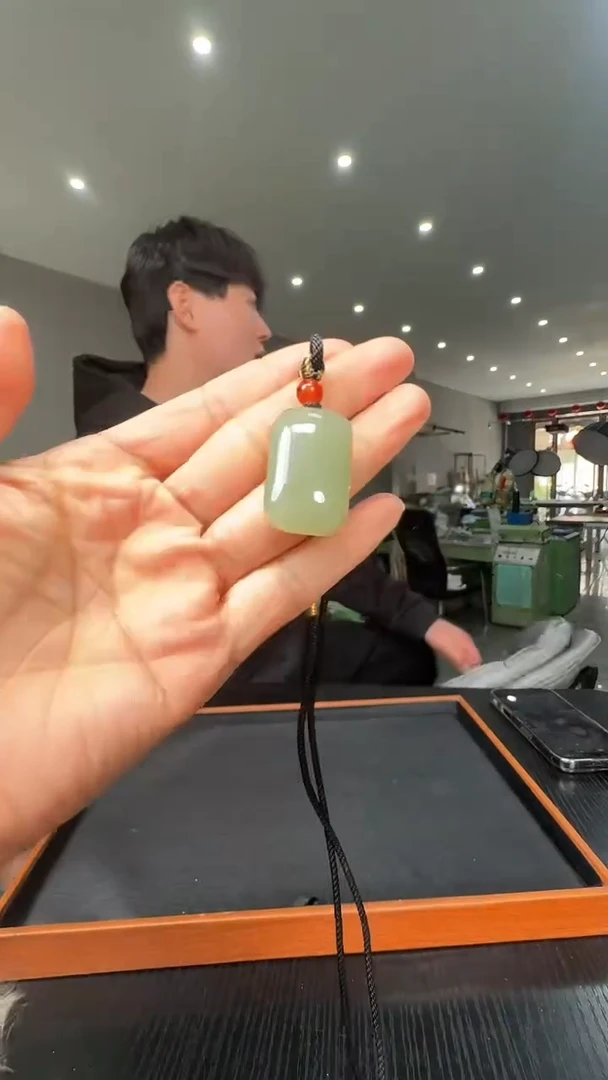 和田玉未镶嵌颈饰无事牌