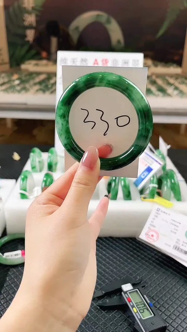 未镶嵌手镯石英质玉（非洲翠）微瑕一经发货运费不退介意勿拍