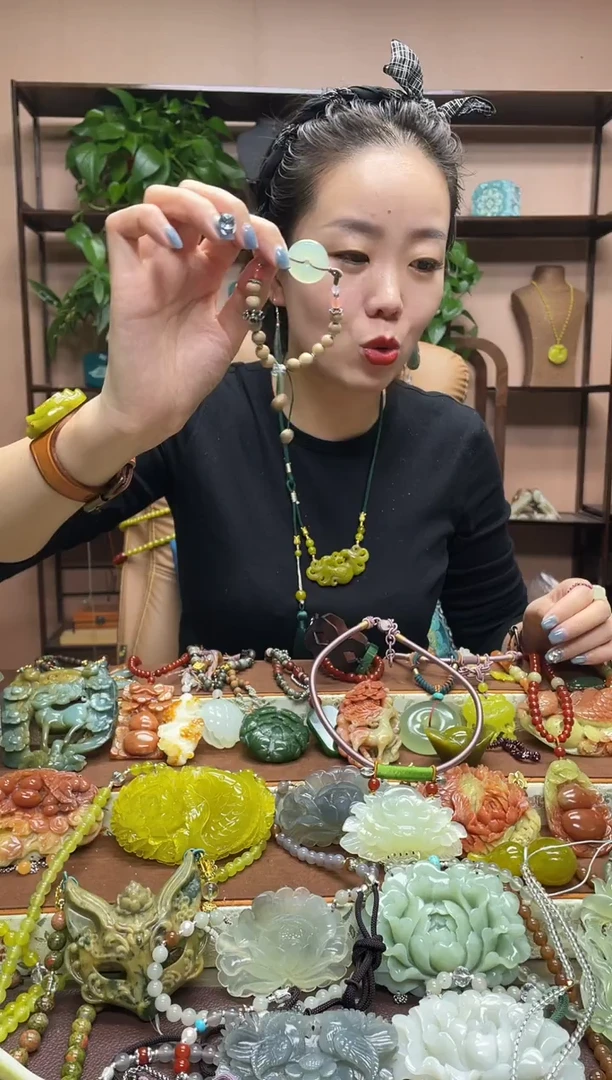 未镶嵌岫玉颈饰·