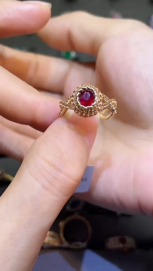 红宝石戒指18K金镶嵌1.05ct