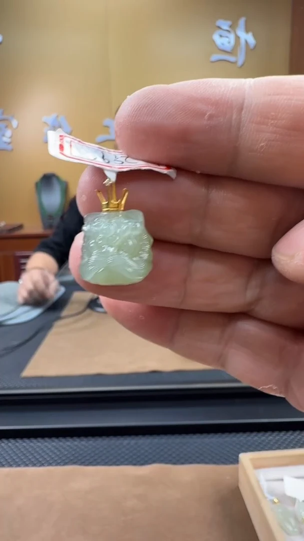 颈饰18K金镶嵌和田玉挂件