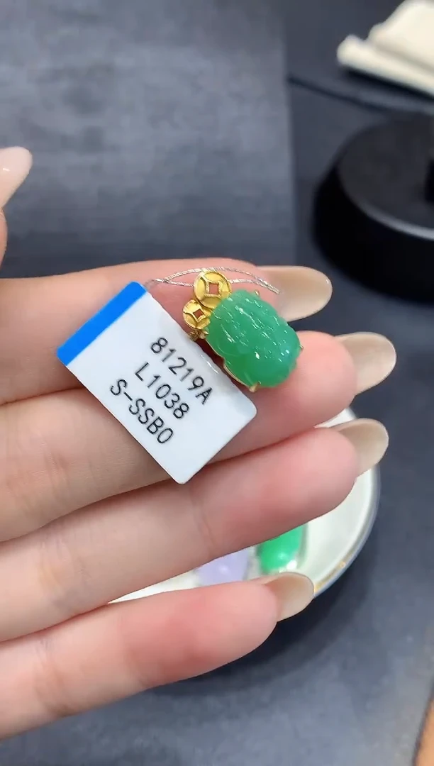 吊坠(不含链)18K金镶嵌翡翠多样性发其一