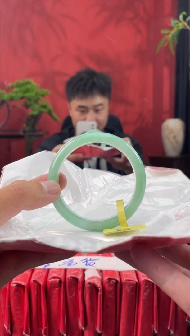 翡翠手镯未镶嵌1