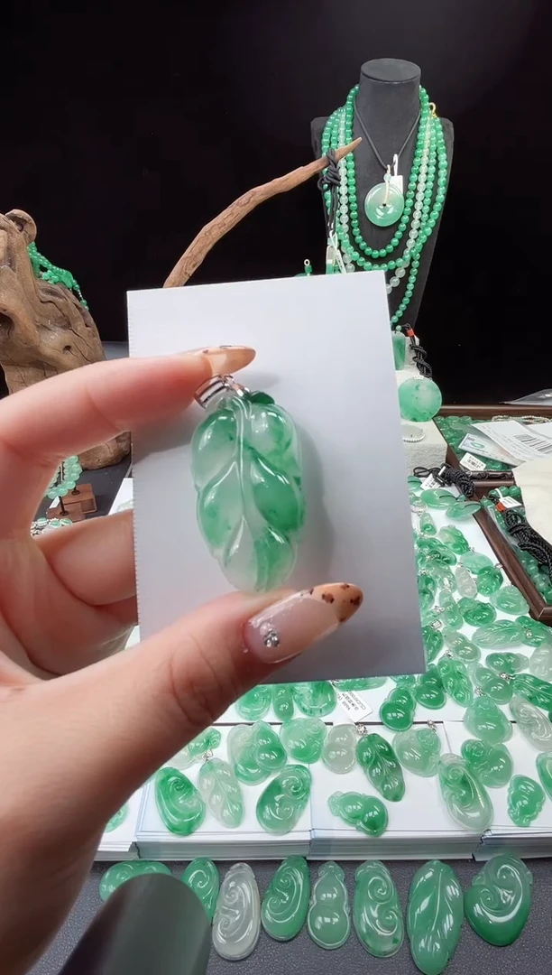 吊坠(赠链)银S925镶嵌石英质玉（非洲翠）19.134叶子