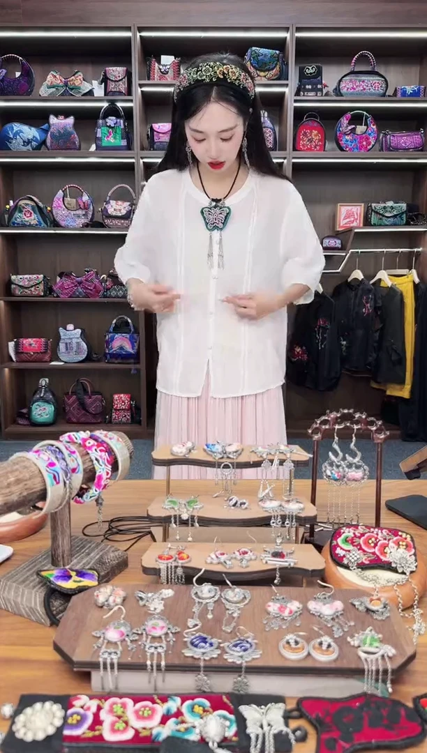 织绣A97蒙阿苏苗绣传承店